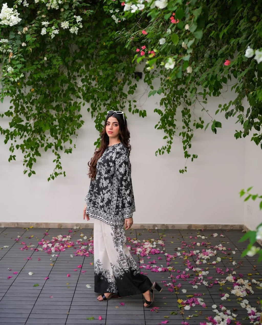 Monochrome wide-leg printed trousers – side view