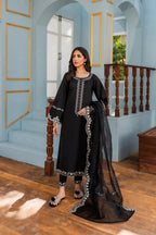 ZAMARANG black kurta white embroidery neckline detail
