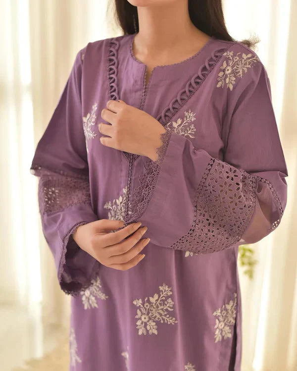 Detailed sleeve and hem embroidery of lilac lawn kameez